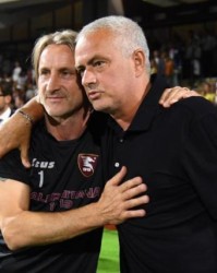 华体会官网-穆里尼奥嘴炮心理战伸手要钱 首战1比0为球队降温