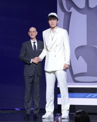 开拓者队记大赞：杨瀚森首场比赛的表现远远超出了我的预期