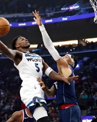 华体会官网-三分惜败！主帅布置战术，哈登冷眼旁观！快船暗战继续！