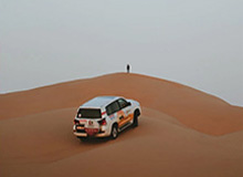 华体会-经典放大缩小！詹姆斯晒其观看橄榄球比赛，电视前放置四座总冠军奖杯